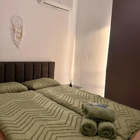 Apartment Brand New Luxury Retreat-pool-5 Min To Paphos