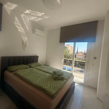 Apartment Brand New Luxury Retreat-pool-5 Min To