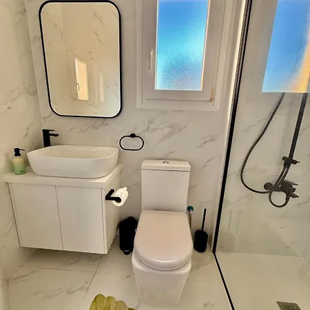 Apartment Brand New Luxury Retreat-pool-5 Min To *