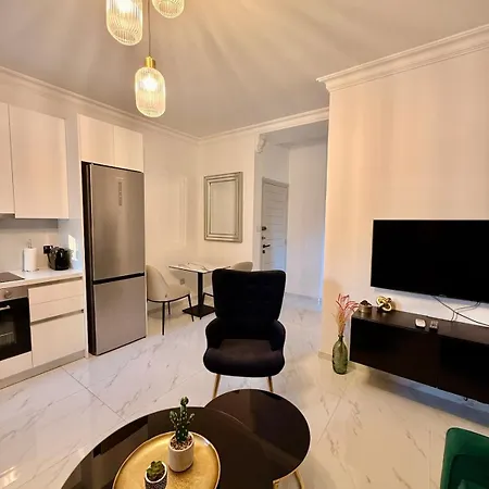 Brand New Luxury Retreat-pool-5 Min To
