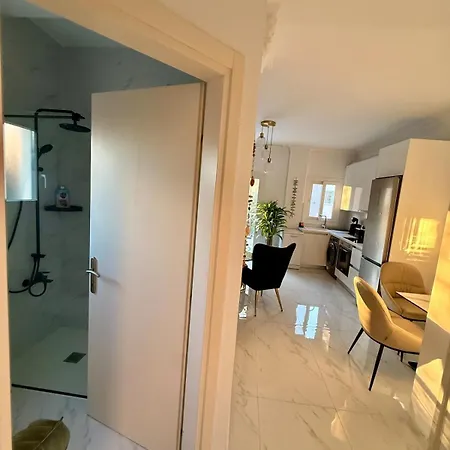 Apartment Brand New Luxury Retreat-pool-5 Min To *