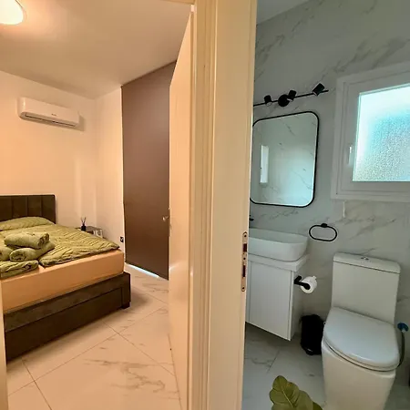 Brand New Luxury Retreat-pool-5 Min To *