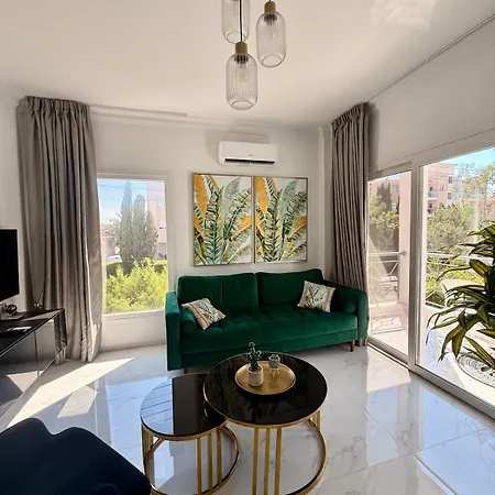 Brand New Luxury Retreat-pool-5 Min To