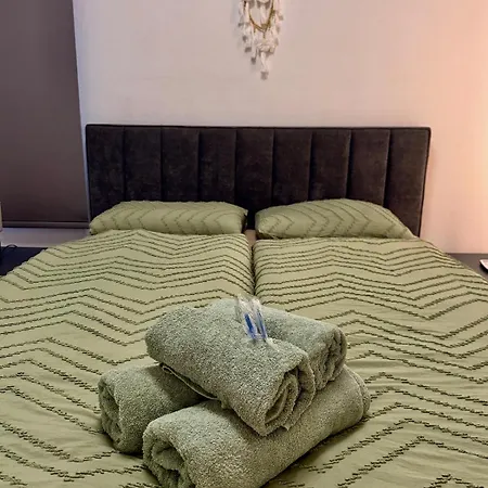 Apartment Brand New Luxury Retreat-pool-5 Min To *